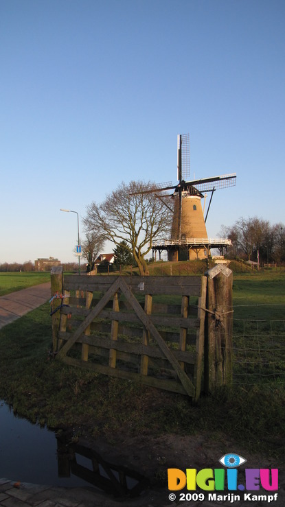 SX11068 New windmill on the Eng in Soest